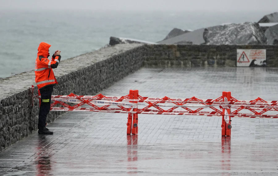 El Departamento vasco de Seguridad mantiene para este jueves tres avisos amarillos: uno para la navegación en las dos primeras millas, otro por fuertes vientos que podrían alcanzar los 100 kilómetros por hora y un tercero por impacto de olas de hasta 5 metros en la costa. A esta situación se unen las intensas precipitaciones. El temporal ha obligado al cierre del Paseo Nuevo para vehículos y peatones hasta las 8.00 horas del viernes