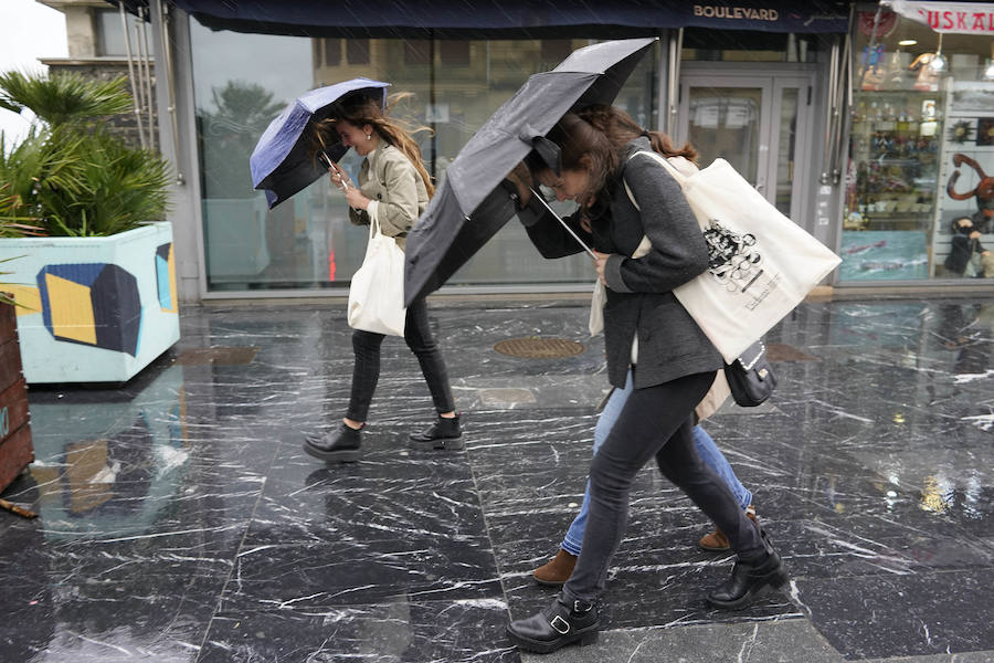 El Departamento vasco de Seguridad mantiene para este jueves tres avisos amarillos: uno para la navegación en las dos primeras millas, otro por fuertes vientos que podrían alcanzar los 100 kilómetros por hora y un tercero por impacto de olas de hasta 5 metros en la costa. A esta situación se unen las intensas precipitaciones. El temporal ha obligado al cierre del Paseo Nuevo para vehículos y peatones hasta las 8.00 horas del viernes