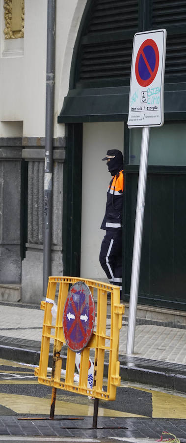 El Departamento vasco de Seguridad mantiene para este jueves tres avisos amarillos: uno para la navegación en las dos primeras millas, otro por fuertes vientos que podrían alcanzar los 100 kilómetros por hora y un tercero por impacto de olas de hasta 5 metros en la costa. A esta situación se unen las intensas precipitaciones. El temporal ha obligado al cierre del Paseo Nuevo para vehículos y peatones hasta las 8.00 horas del viernes