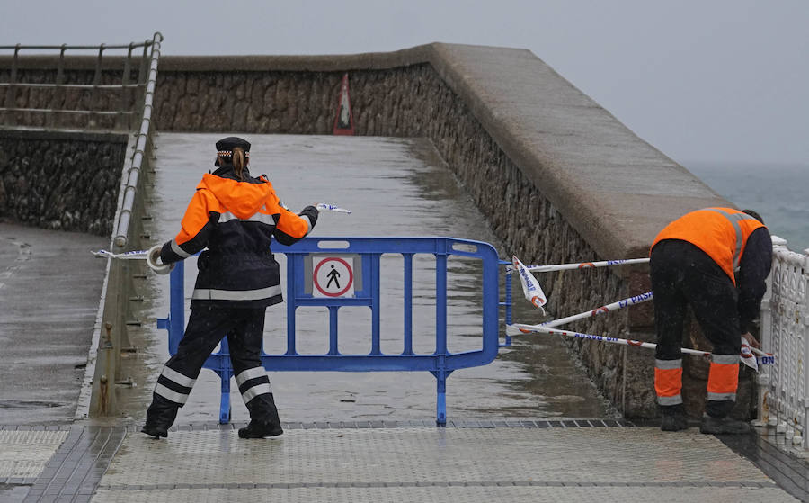 El Departamento vasco de Seguridad mantiene para este jueves tres avisos amarillos: uno para la navegación en las dos primeras millas, otro por fuertes vientos que podrían alcanzar los 100 kilómetros por hora y un tercero por impacto de olas de hasta 5 metros en la costa. A esta situación se unen las intensas precipitaciones. El temporal ha obligado al cierre del Paseo Nuevo para vehículos y peatones hasta las 8.00 horas del viernes
