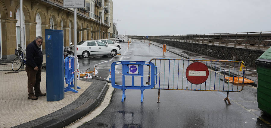 El Departamento vasco de Seguridad mantiene para este jueves tres avisos amarillos: uno para la navegación en las dos primeras millas, otro por fuertes vientos que podrían alcanzar los 100 kilómetros por hora y un tercero por impacto de olas de hasta 5 metros en la costa. A esta situación se unen las intensas precipitaciones. El temporal ha obligado al cierre del Paseo Nuevo para vehículos y peatones hasta las 8.00 horas del viernes