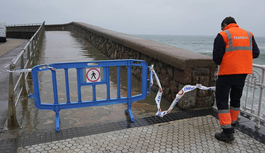 El Departamento vasco de Seguridad mantiene para este jueves tres avisos amarillos: uno para la navegación en las dos primeras millas, otro por fuertes vientos que podrían alcanzar los 100 kilómetros por hora y un tercero por impacto de olas de hasta 5 metros en la costa. A esta situación se unen las intensas precipitaciones. El temporal ha obligado al cierre del Paseo Nuevo para vehículos y peatones hasta las 8.00 horas del viernes