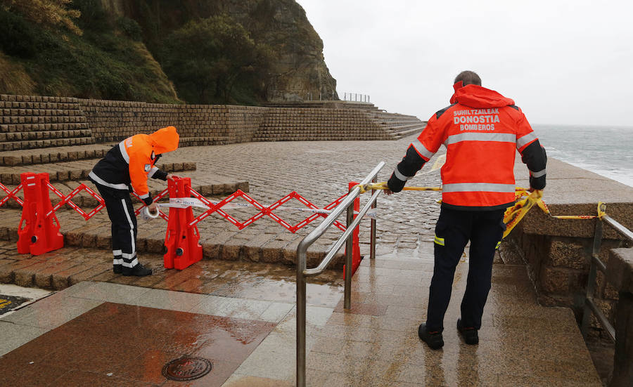 El Departamento vasco de Seguridad mantiene para este jueves tres avisos amarillos: uno para la navegación en las dos primeras millas, otro por fuertes vientos que podrían alcanzar los 100 kilómetros por hora y un tercero por impacto de olas de hasta 5 metros en la costa. A esta situación se unen las intensas precipitaciones. El temporal ha obligado al cierre del Paseo Nuevo para vehículos y peatones hasta las 8.00 horas del viernes