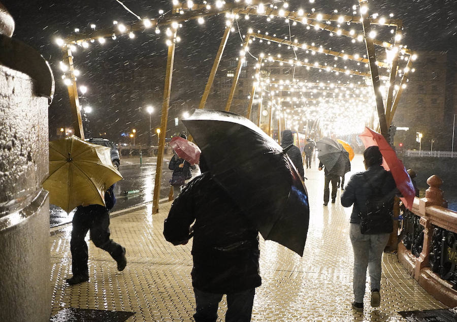 El Departamento vasco de Seguridad mantiene para este jueves tres avisos amarillos: uno para la navegación en las dos primeras millas, otro por fuertes vientos que podrían alcanzar los 100 kilómetros por hora y un tercero por impacto de olas de hasta 5 metros en la costa. A esta situación se unen las intensas precipitaciones. El temporal ha obligado al cierre del Paseo Nuevo para vehículos y peatones hasta las 8.00 horas del viernes