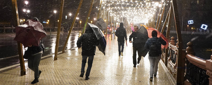 El Departamento vasco de Seguridad mantiene para este jueves tres avisos amarillos: uno para la navegación en las dos primeras millas, otro por fuertes vientos que podrían alcanzar los 100 kilómetros por hora y un tercero por impacto de olas de hasta 5 metros en la costa. A esta situación se unen las intensas precipitaciones. El temporal ha obligado al cierre del Paseo Nuevo para vehículos y peatones hasta las 8.00 horas del viernes