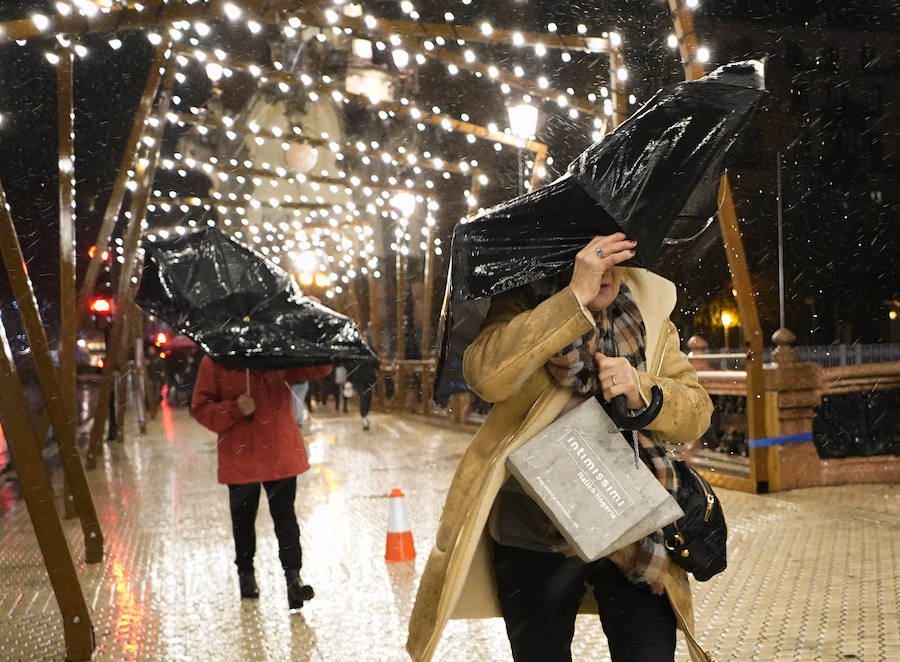 El Departamento vasco de Seguridad mantiene para este jueves tres avisos amarillos: uno para la navegación en las dos primeras millas, otro por fuertes vientos que podrían alcanzar los 100 kilómetros por hora y un tercero por impacto de olas de hasta 5 metros en la costa. A esta situación se unen las intensas precipitaciones. El temporal ha obligado al cierre del Paseo Nuevo para vehículos y peatones hasta las 8.00 horas del viernes