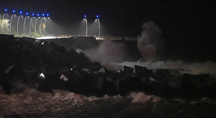El Departamento vasco de Seguridad mantiene para este jueves tres avisos amarillos: uno para la navegación en las dos primeras millas, otro por fuertes vientos que podrían alcanzar los 100 kilómetros por hora y un tercero por impacto de olas de hasta 5 metros en la costa. A esta situación se unen las intensas precipitaciones. El temporal ha obligado al cierre del Paseo Nuevo para vehículos y peatones hasta las 8.00 horas del viernes