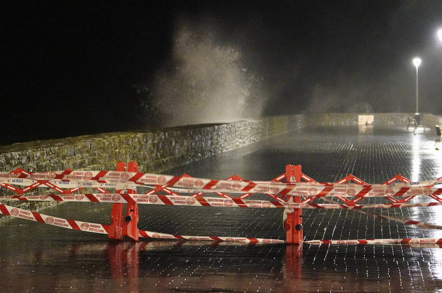 El Departamento vasco de Seguridad mantiene para este jueves tres avisos amarillos: uno para la navegación en las dos primeras millas, otro por fuertes vientos que podrían alcanzar los 100 kilómetros por hora y un tercero por impacto de olas de hasta 5 metros en la costa. A esta situación se unen las intensas precipitaciones. El temporal ha obligado al cierre del Paseo Nuevo para vehículos y peatones hasta las 8.00 horas del viernes