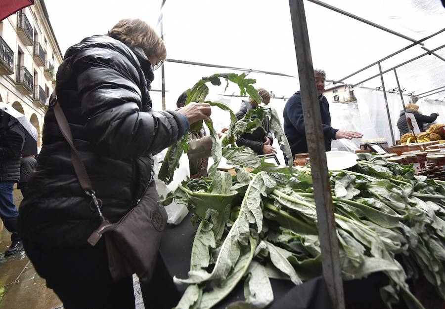 La Feria de Santa Lucía se ha celebrado este jueves con gran éxito en Zumarraga y Urretxu, con 414 puestos de venta de productos agrícolas, ganaderos, de repostería y artesanía.