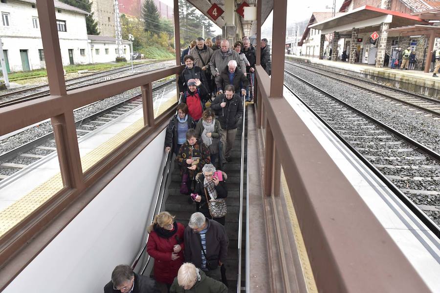 La Feria de Santa Lucía se ha celebrado este jueves con gran éxito en Zumarraga y Urretxu, con 414 puestos de venta de productos agrícolas, ganaderos, de repostería y artesanía.