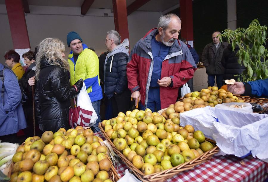 La Feria de Santa Lucía se ha celebrado este jueves con gran éxito en Zumarraga y Urretxu, con 414 puestos de venta de productos agrícolas, ganaderos, de repostería y artesanía.