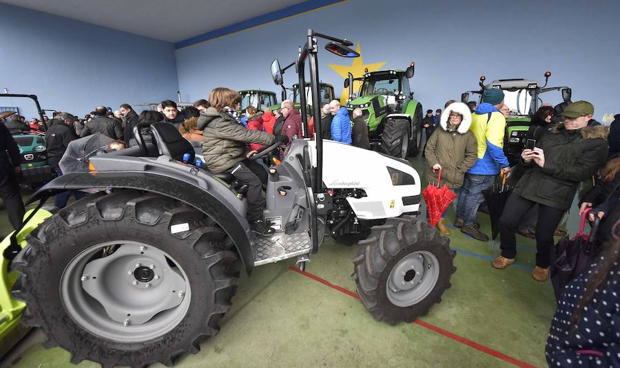 La Feria de Santa Lucía se ha celebrado este jueves con gran éxito en Zumarraga y Urretxu, con 414 puestos de venta de productos agrícolas, ganaderos, de repostería y artesanía.