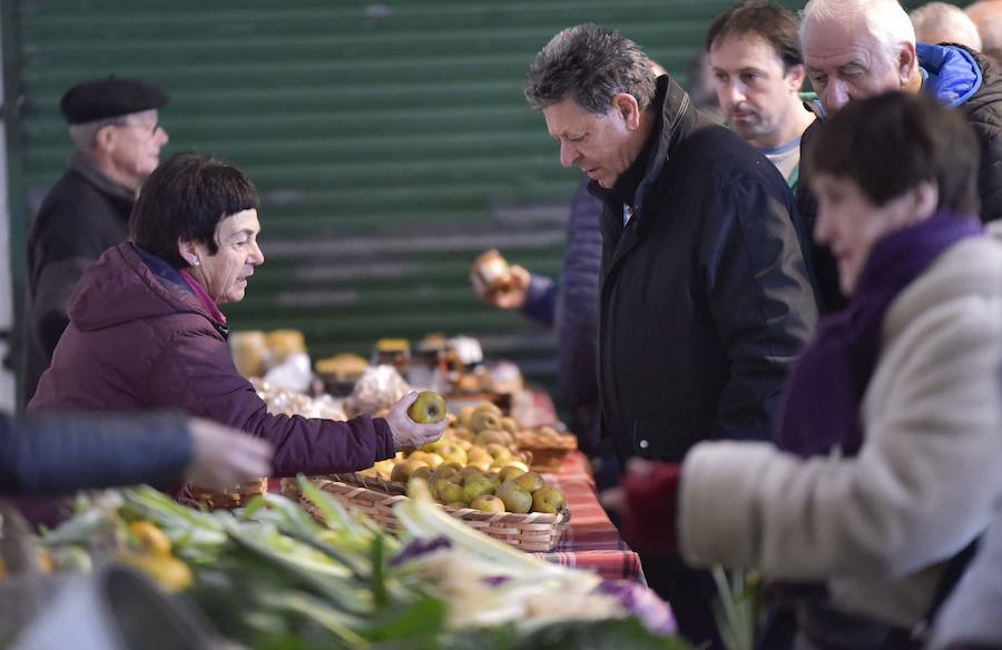 La Feria de Santa Lucía se ha celebrado este jueves con gran éxito en Zumarraga y Urretxu, con 414 puestos de venta de productos agrícolas, ganaderos, de repostería y artesanía.
