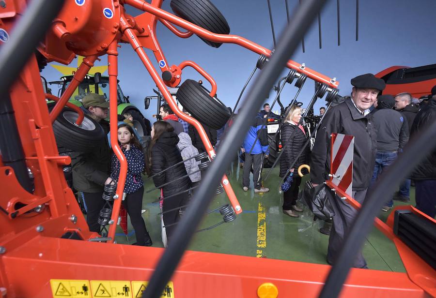 La Feria de Santa Lucía se ha celebrado este jueves con gran éxito en Zumarraga y Urretxu, con 414 puestos de venta de productos agrícolas, ganaderos, de repostería y artesanía.