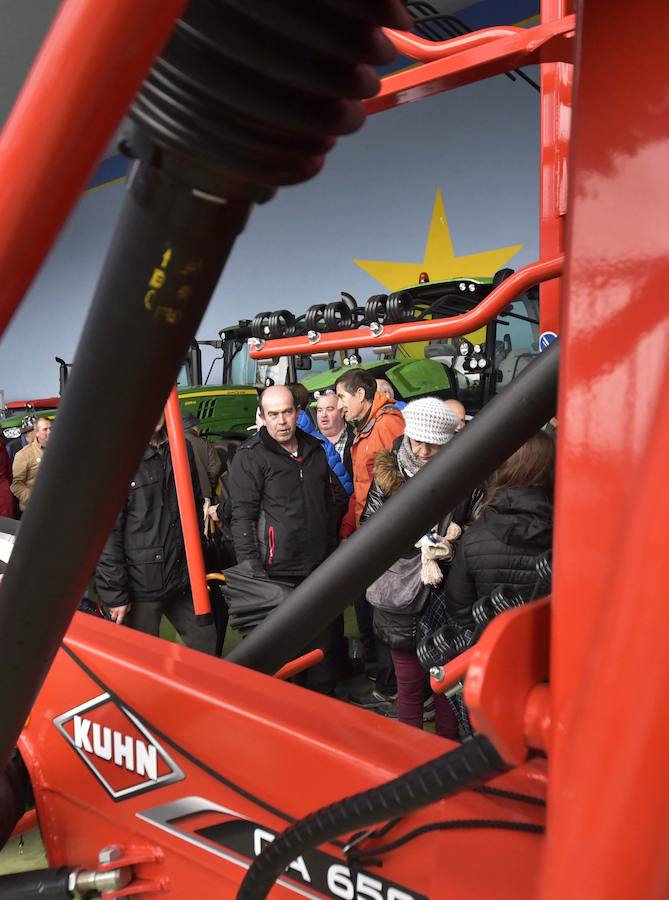 La Feria de Santa Lucía se ha celebrado este jueves con gran éxito en Zumarraga y Urretxu, con 414 puestos de venta de productos agrícolas, ganaderos, de repostería y artesanía.