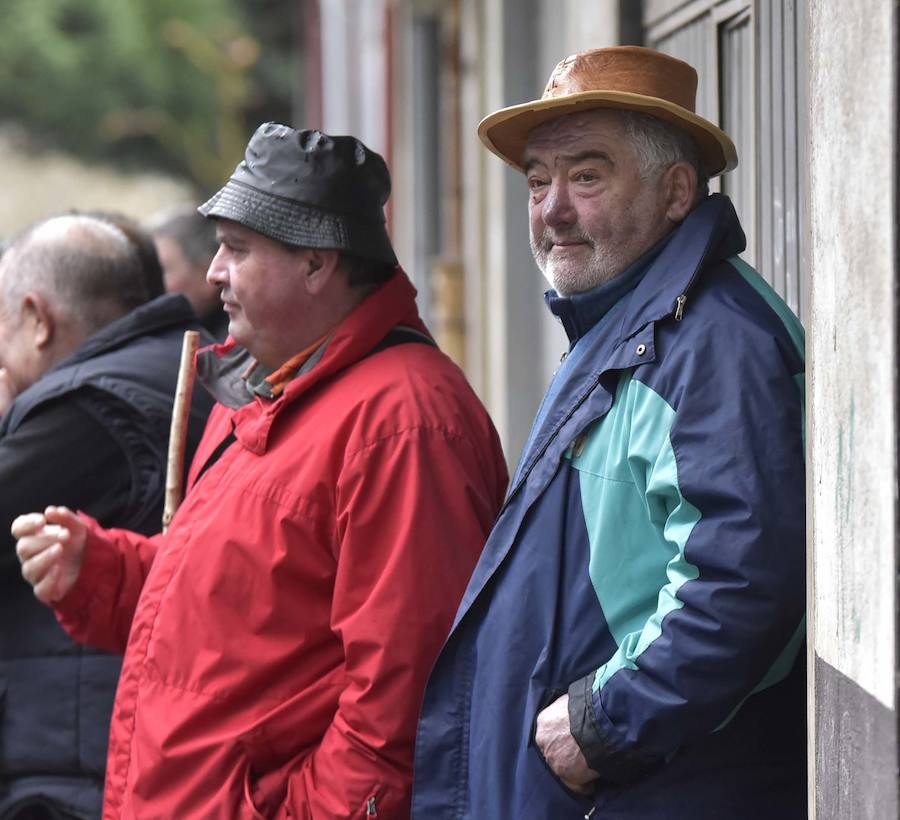 La Feria de Santa Lucía se ha celebrado este jueves con gran éxito en Zumarraga y Urretxu, con 414 puestos de venta de productos agrícolas, ganaderos, de repostería y artesanía.