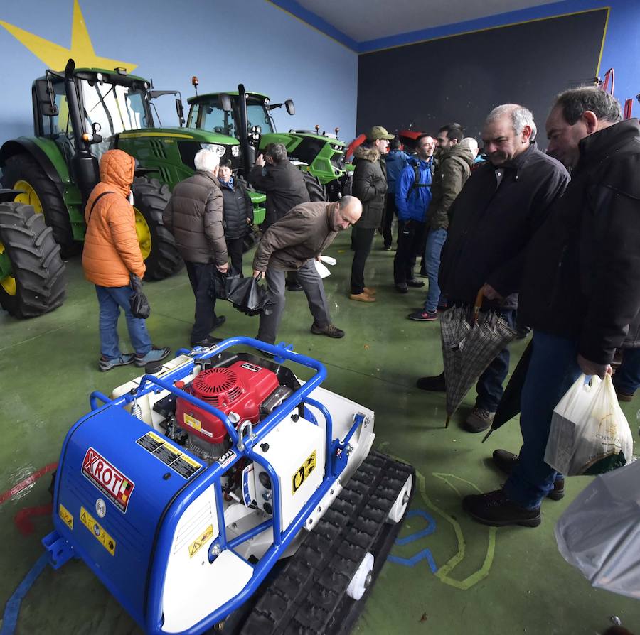 La Feria de Santa Lucía se ha celebrado este jueves con gran éxito en Zumarraga y Urretxu, con 414 puestos de venta de productos agrícolas, ganaderos, de repostería y artesanía.