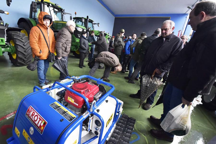 La Feria de Santa Lucía se ha celebrado este jueves con gran éxito en Zumarraga y Urretxu, con 414 puestos de venta de productos agrícolas, ganaderos, de repostería y artesanía.