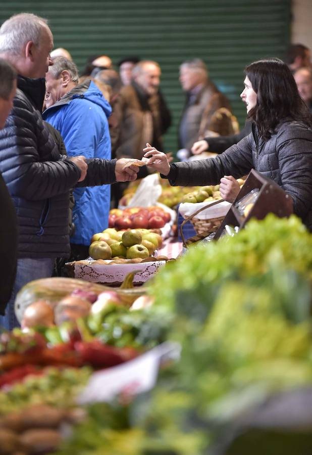 La Feria de Santa Lucía se ha celebrado este jueves con gran éxito en Zumarraga y Urretxu, con 414 puestos de venta de productos agrícolas, ganaderos, de repostería y artesanía.