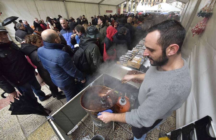 La Feria de Santa Lucía se ha celebrado este jueves con gran éxito en Zumarraga y Urretxu, con 414 puestos de venta de productos agrícolas, ganaderos, de repostería y artesanía.