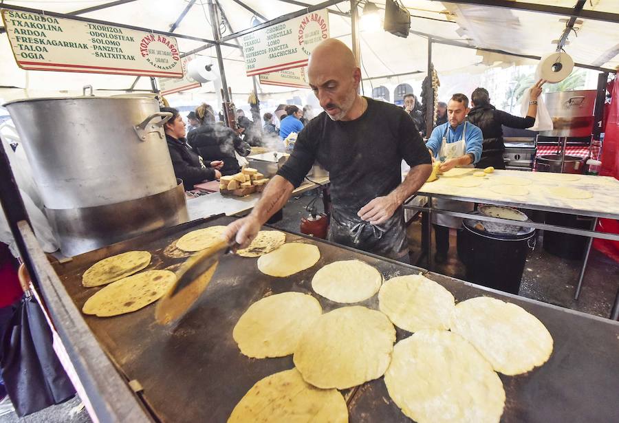 La Feria de Santa Lucía se ha celebrado este jueves con gran éxito en Zumarraga y Urretxu, con 414 puestos de venta de productos agrícolas, ganaderos, de repostería y artesanía.