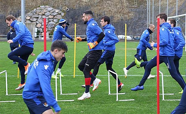 Barrenetxea, en primer plano y de perfil, durante el entrenamiento de este viernes en Zubieta.