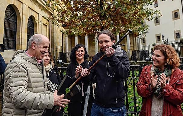 Pablo Iglesias ha recibido una 'makila' como regalo en Gernika