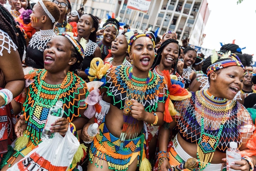 El Festival Cultural de Indoni, en Durban, África, recupera las tradicionales indígenas de las diferentes provincias a fin de reivindicar la unidad y diversidad local del país.