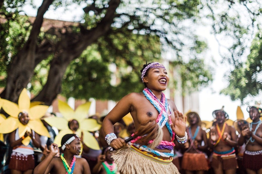 El Festival Cultural de Indoni, en Durban, África, recupera las tradicionales indígenas de las diferentes provincias a fin de reivindicar la unidad y diversidad local del país.