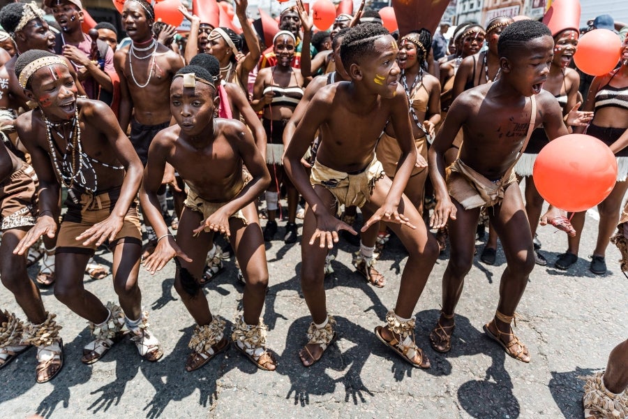 El Festival Cultural de Indoni, en Durban, África, recupera las tradicionales indígenas de las diferentes provincias a fin de reivindicar la unidad y diversidad local del país.