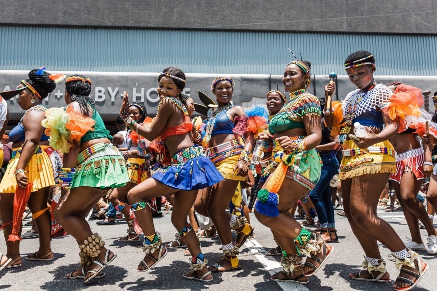 El Festival Cultural de Indoni, en Durban, África, recupera las tradicionales indígenas de las diferentes provincias a fin de reivindicar la unidad y diversidad local del país.