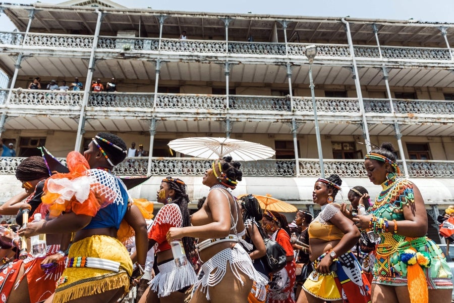 El Festival Cultural de Indoni, en Durban, África, recupera las tradicionales indígenas de las diferentes provincias a fin de reivindicar la unidad y diversidad local del país.