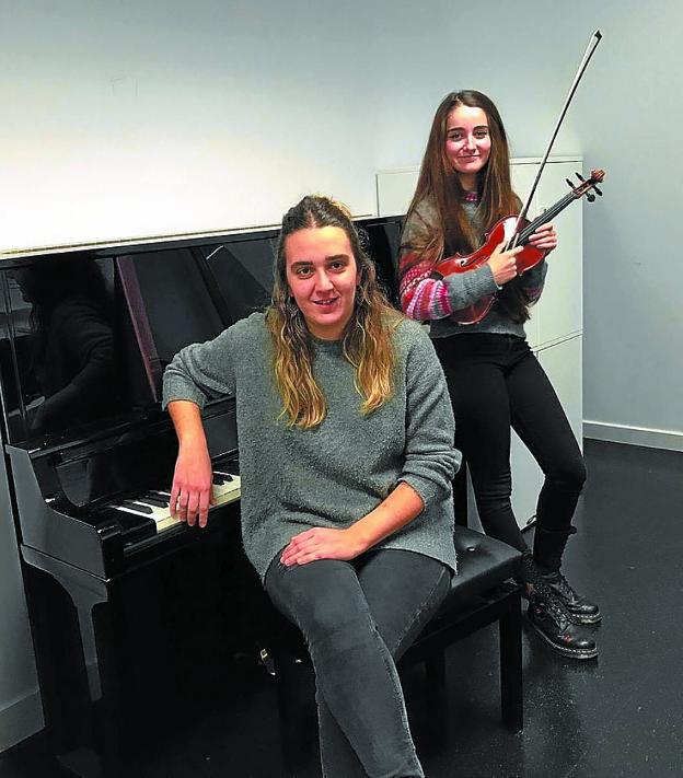 Leire Ugarte en el piano con Mirian Moñux en segundo plano.