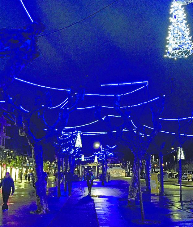 Luz navideña. En tonos azules en el Paseo de Gernika y más cálido y novedoso en el kiosko. 