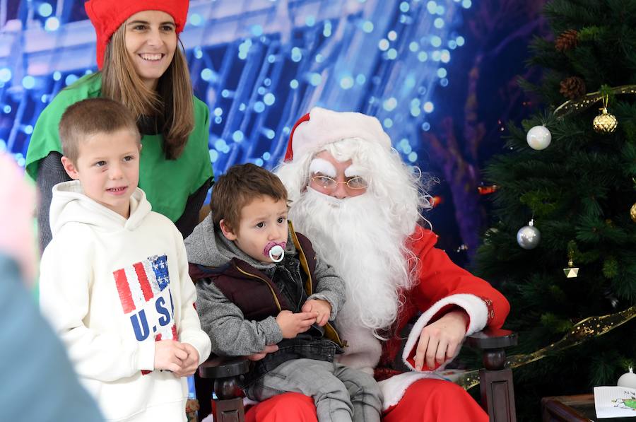Papa Noel, Olentzero y Mari Dominguí recibieron ayer en la plaza Okendo de San Sebastián a los niños que se acercaban con sus cartas de peticiones.