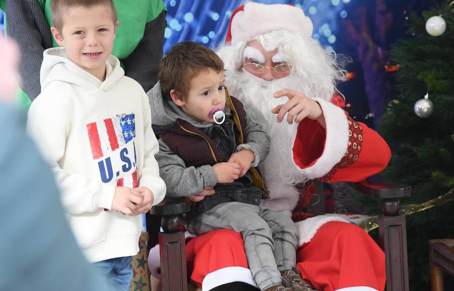 Papa Noel, Olentzero y Mari Dominguí recibieron ayer en la plaza Okendo de San Sebastián a los niños que se acercaban con sus cartas de peticiones.