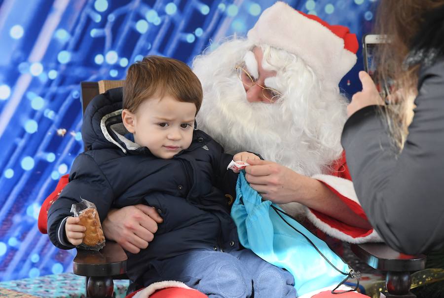 Papa Noel, Olentzero y Mari Dominguí recibieron ayer en la plaza Okendo de San Sebastián a los niños que se acercaban con sus cartas de peticiones.