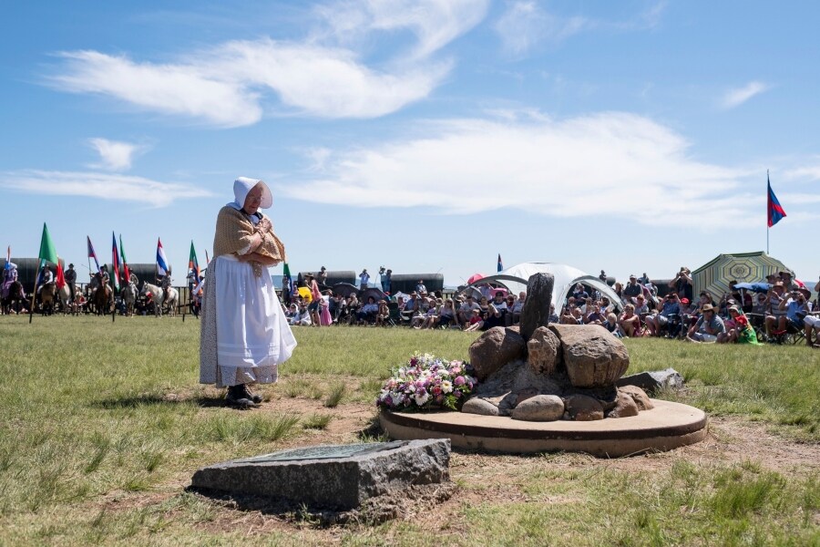 Decenas de personas se reúnen, generación tras generación, ante el Monumento al Río Sangre en África para celebrar la victoria en la batalla del Río Sangriento de 1838. Así, los Voortrekkers asediados realizaron una promesa pública, juntos antes de la batalla. A cambio de la ayuda de Dios para obtener la victoria, prometieron construir una iglesia y honrar para siempre ese día como un día sábado sagrado.