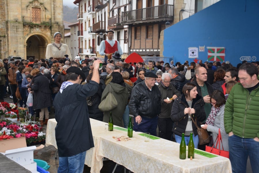 Distintas localidades de Gipuzkoa celebran, antes que Donostia, la festividad de Santo Tomás. Así, los vecinos de Lezo, Errenteria y Legazpi aprovechan el fin de semana para comer los tradicionales pintxos de txistorra. 