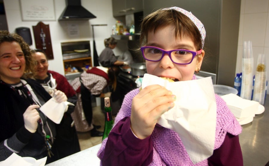 Distintas localidades de Gipuzkoa celebran, antes que Donostia, la festividad de Santo Tomás. Así, los vecinos de Lezo, Errenteria y Legazpi aprovechan el fin de semana para comer los tradicionales pintxos de txistorra. 