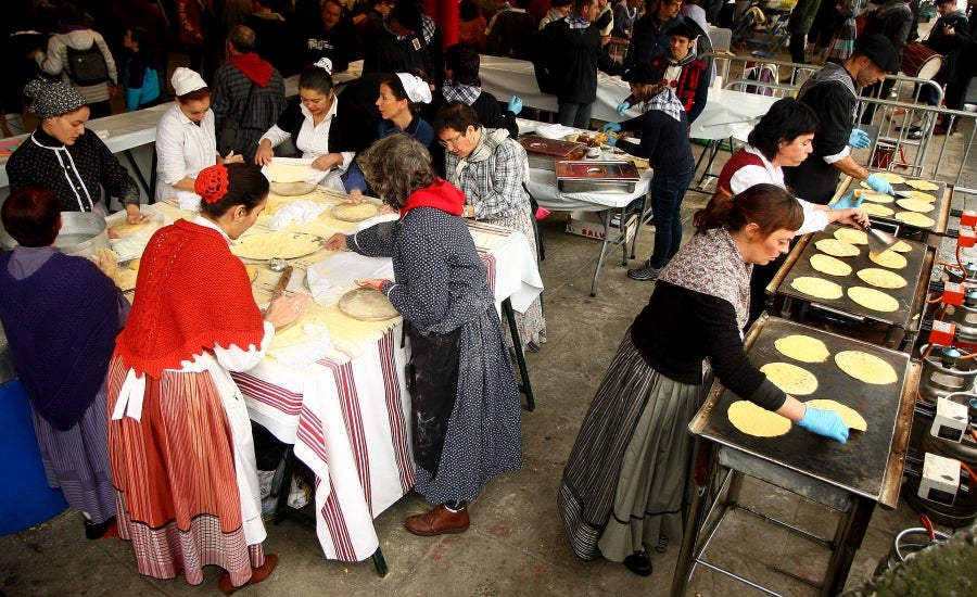 Distintas localidades de Gipuzkoa celebran, antes que Donostia, la festividad de Santo Tomás. Así, los vecinos de Lezo, Errenteria y Legazpi aprovechan el fin de semana para comer los tradicionales pintxos de txistorra. 