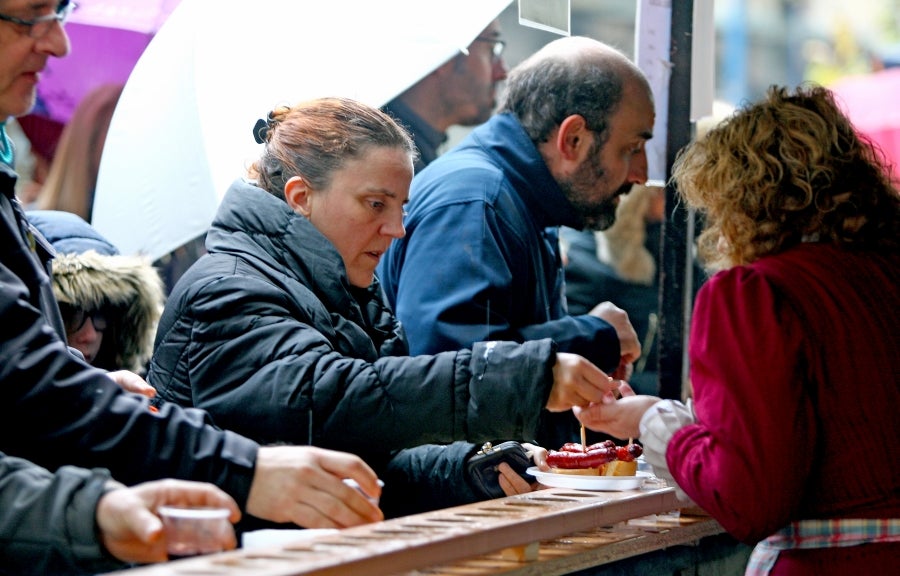 Distintas localidades de Gipuzkoa celebran, antes que Donostia, la festividad de Santo Tomás. Así, los vecinos de Lezo, Errenteria y Legazpi aprovechan el fin de semana para comer los tradicionales pintxos de txistorra. 