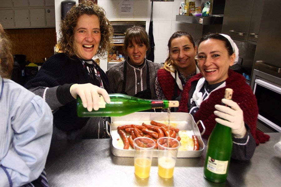 Distintas localidades de Gipuzkoa celebran, antes que Donostia, la festividad de Santo Tomás. Así, los vecinos de Lezo, Errenteria y Legazpi aprovechan el fin de semana para comer los tradicionales pintxos de txistorra. 