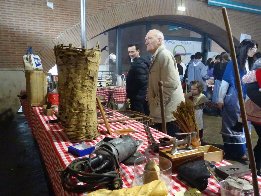 Distintas localidades de Gipuzkoa celebran, antes que Donostia, la festividad de Santo Tomás. Así, los vecinos de Lezo, Errenteria y Legazpi aprovechan el fin de semana para comer los tradicionales pintxos de txistorra. 