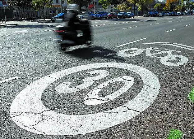 La DGT propone reducir la velocidad máxima en ciudad a 30 km/h en calles de único sentido y un solo carril. 