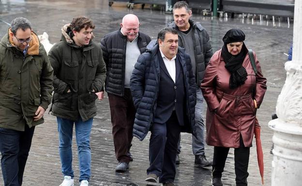 Ernesto Gasco, con los compañeros del partido antes del acto político. 