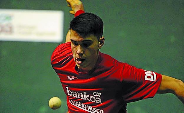 El azpeitiarra Julen Egiguren se dispone a sacar. 