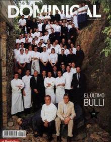 Imagen secundaria 2 - Najat posa con varios de los grandes de la cocina vasca como Juan Mari Arzak, Martín Berasategui o Andoni Luis Aduriz. A la derecha, portada de un suplemento donde aparece la última plantilla que trabajó en el mítico restaurante El Bulli. 