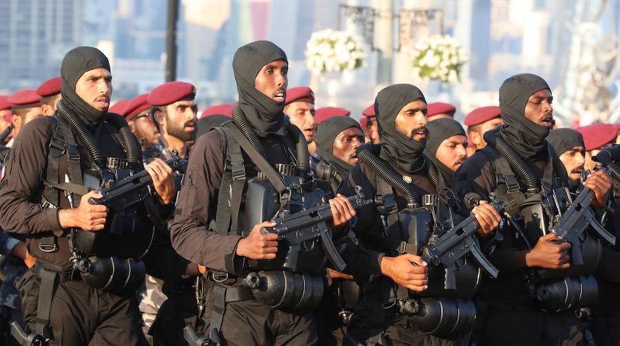 Qatar celebra su día nacional el 18 de diciembre con espectaculares desfiles de aviones y militareres. 