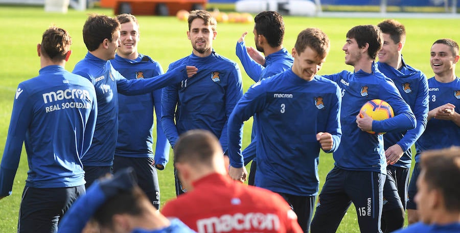 La Rea Sociedad se ha ejercitado en Zubieta con la mejor de las noticias. Luca Sangalli se ejercita con sus compañeros por primera vez desde que el 31 se octubre sufriera un ictus. Además de con la novedad del donostiarra, Garitano cuenta en el entrenamiento con los canteranos Le Normand, Barrenetxea, Lapeña, Muñoz, Pecharroman y Sola.